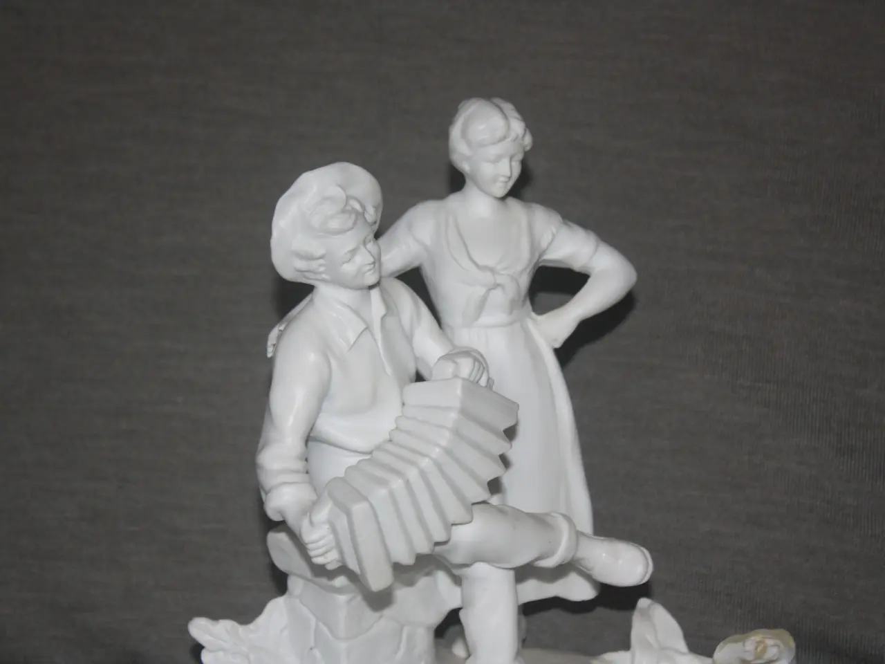 Billede 2 - Romantisk tysk bisquit figur med lille vase