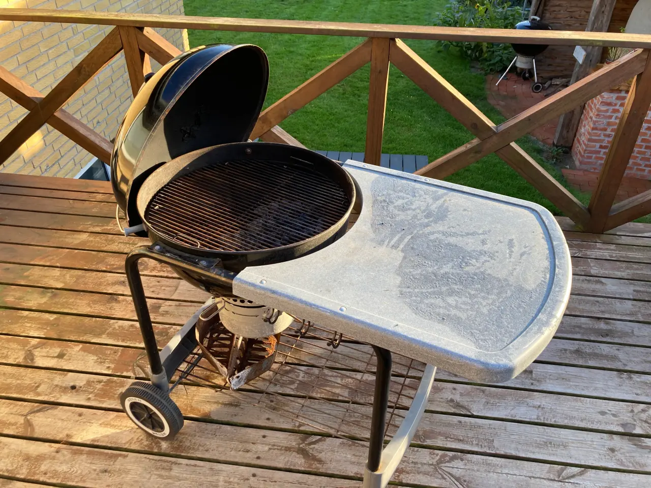 Billede 3 - Weber kulegrill med bord