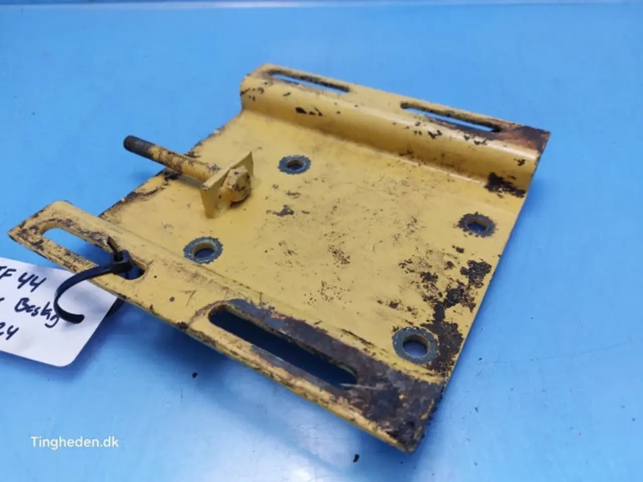 Billede 4 - New Holland TF44 Beslag AC Pumpe 80435024