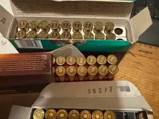 Tomme hylstre samt en rest jagt ammunition