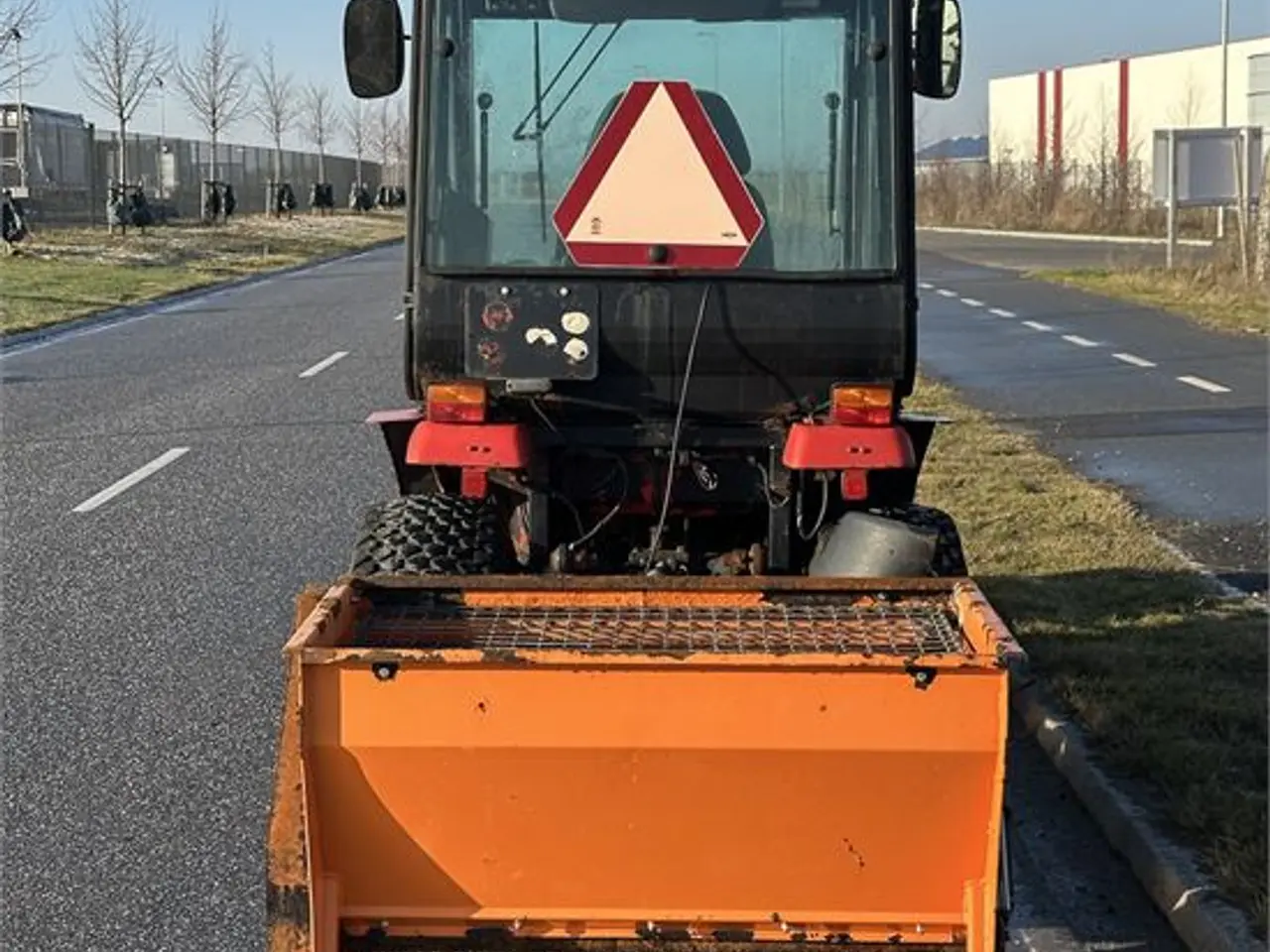 Billede 5 - Massey Ferguson 1523 -Only 375 hours With broom and salt spreder