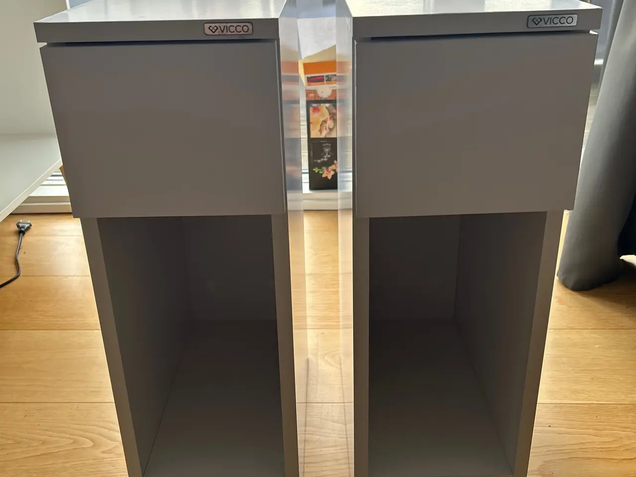 Billede 1 - 🛏️ 2x VICCO Enton små natborde – hvide