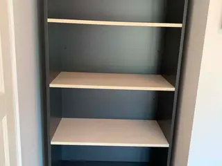 Reol med 4 hylder i antracitgrå/sort ramme med ege