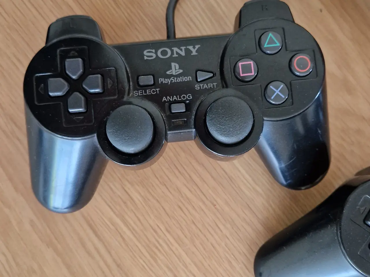 Billede 4 - 🎮 2 stk. originale Sony PlayStation Controllere