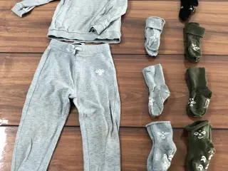 Hummel joggingsæt str 92. Strømper str 21-23