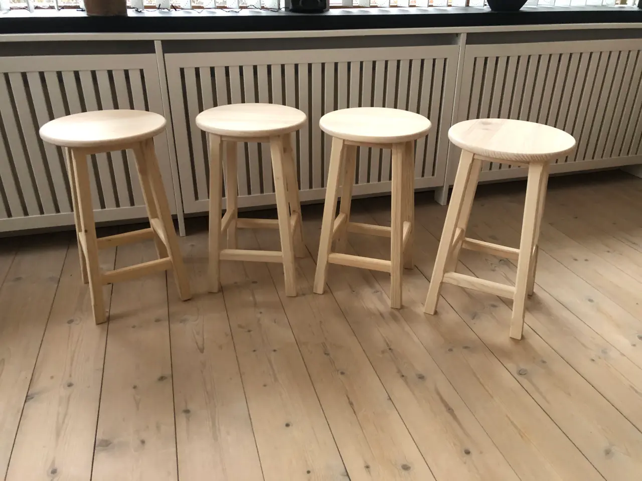 Billede 1 - nye snedkerforarbejdede taburetter 