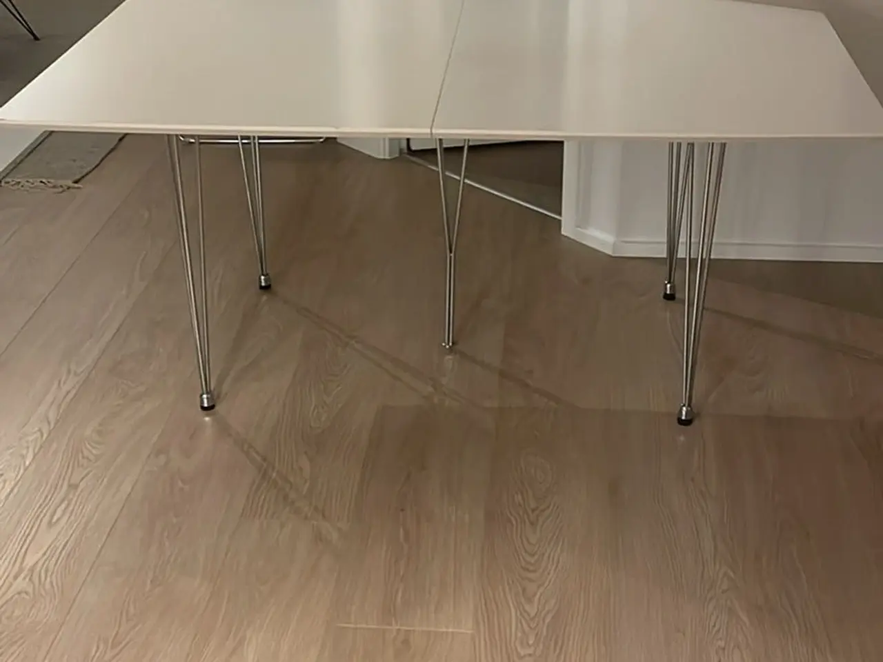Billede 1 - Spisebord hvid med stålben