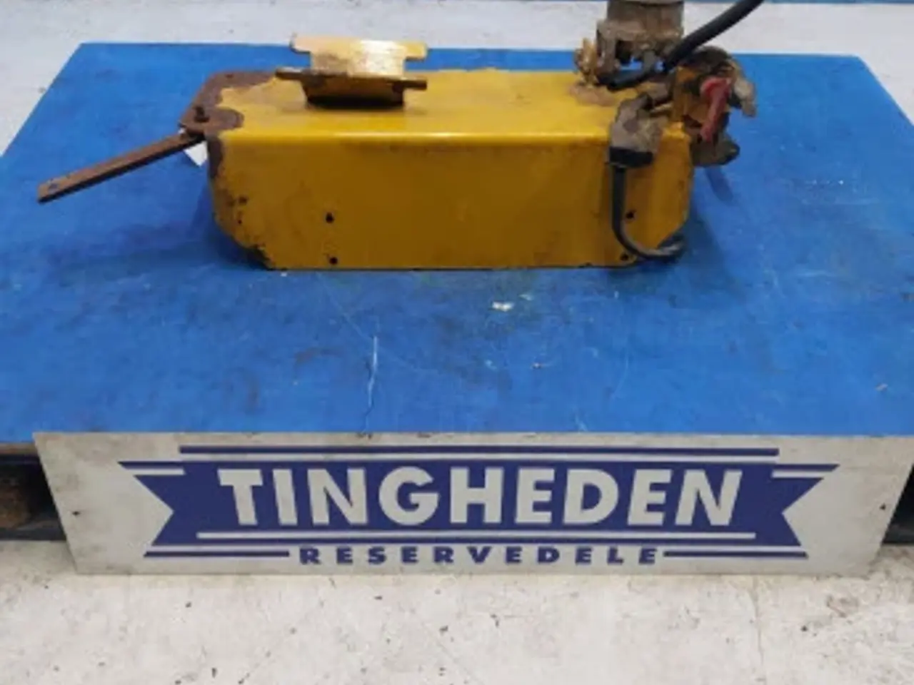 Billede 2 - Hydrema 906B Batteri Hylde med brandstofs filter 40030