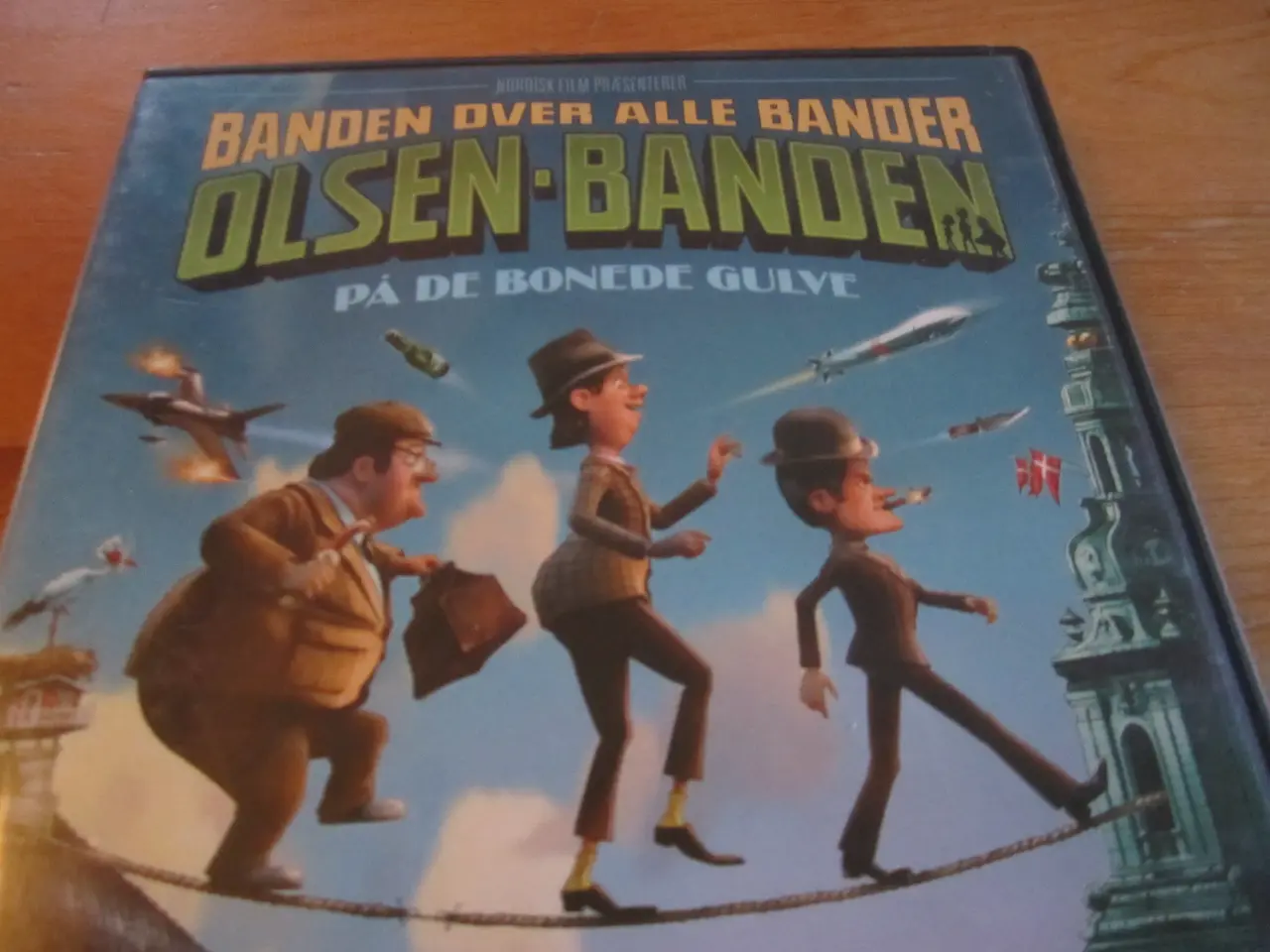 Billede 1 - OLSEN-BANDEN. På de bonede gulve. BYD.