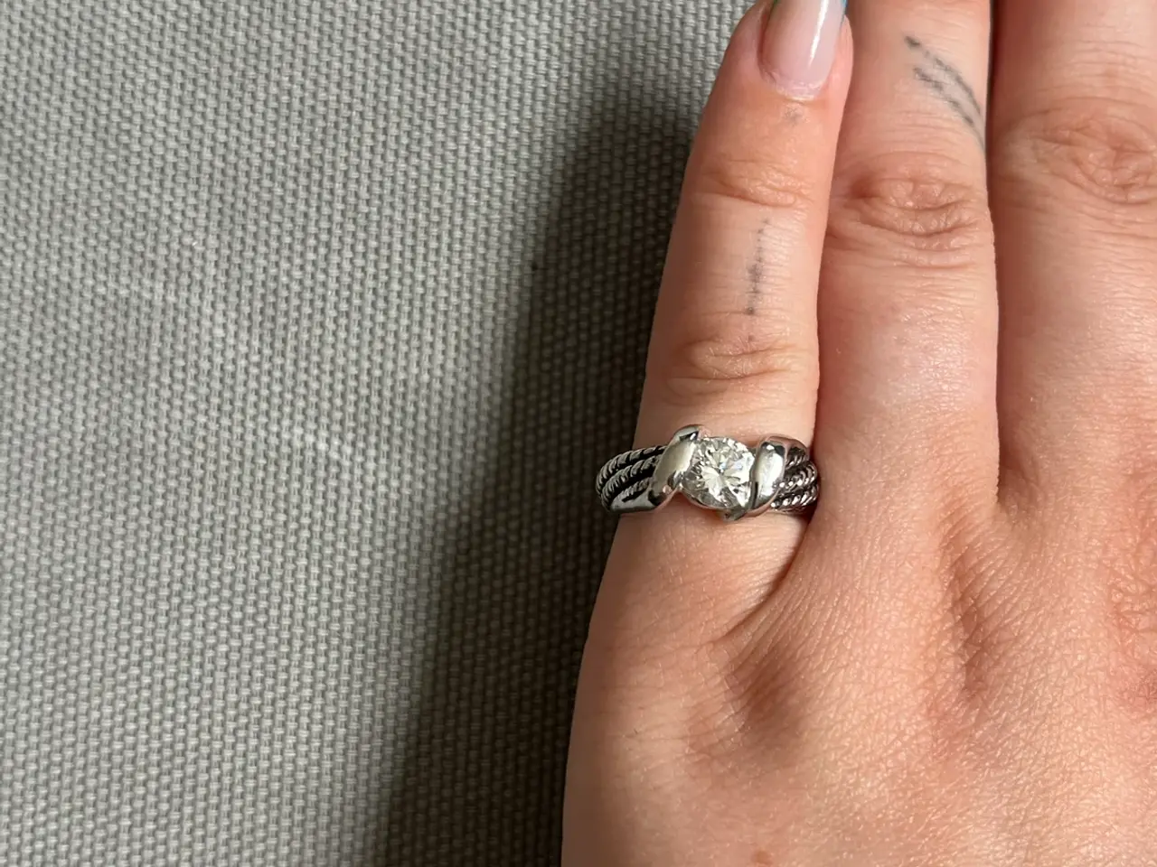 Billede 1 - Sølvfarvet ring med sten og flet