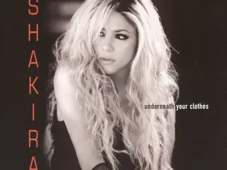 Shakira – Underneath Your Clothes – CD