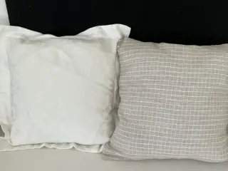 2 beige puder med lynlås og fjer