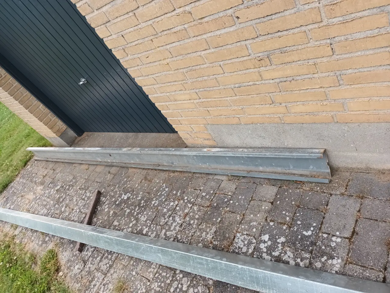 Billede 2 - 8 stk. 4 m. lange spær i galvaniseret stålprofil.