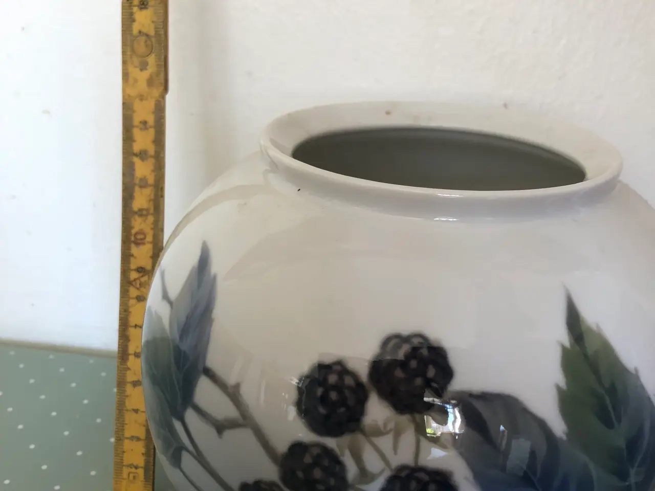 Billede 4 - Royal Copenhagen vase med brombær
