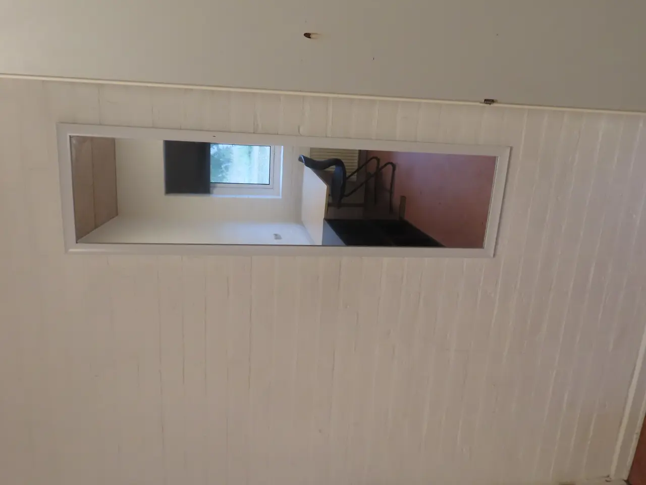 Billede 5 - Indhold på værelse af bord, køjeseng, skab mv.
