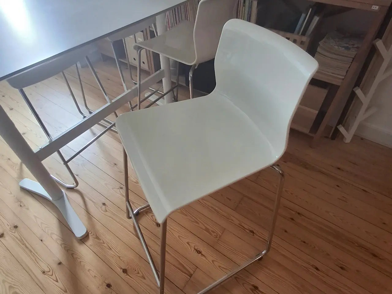 Billede 3 - Spisebord / skrivebord / barbord med 3 stole,