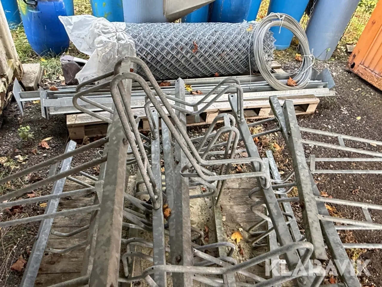Billede 4 - Trådhegn med stolper & 6 cykel stativer