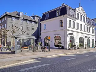 Kontor i Hellerups smørhul med store glaspartier og kig til Øresund
