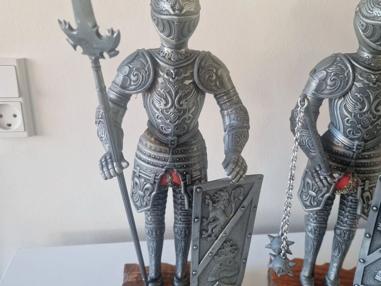 Billede 5 - Sæt med 2 flotte Kolser rustningsfigurer
