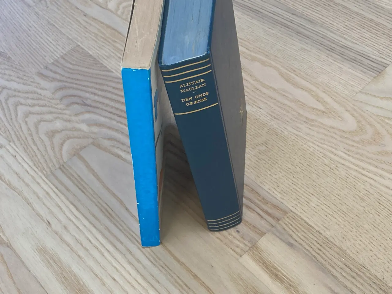 Billede 3 - Bogpakke med 6 bøger af Alistair MacLean