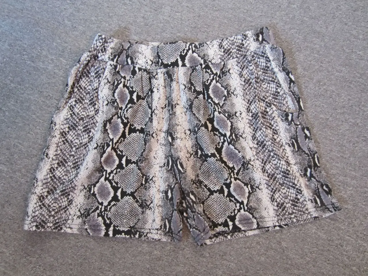 Billede 4 - Smarte shorts med slangeprint i str 36
