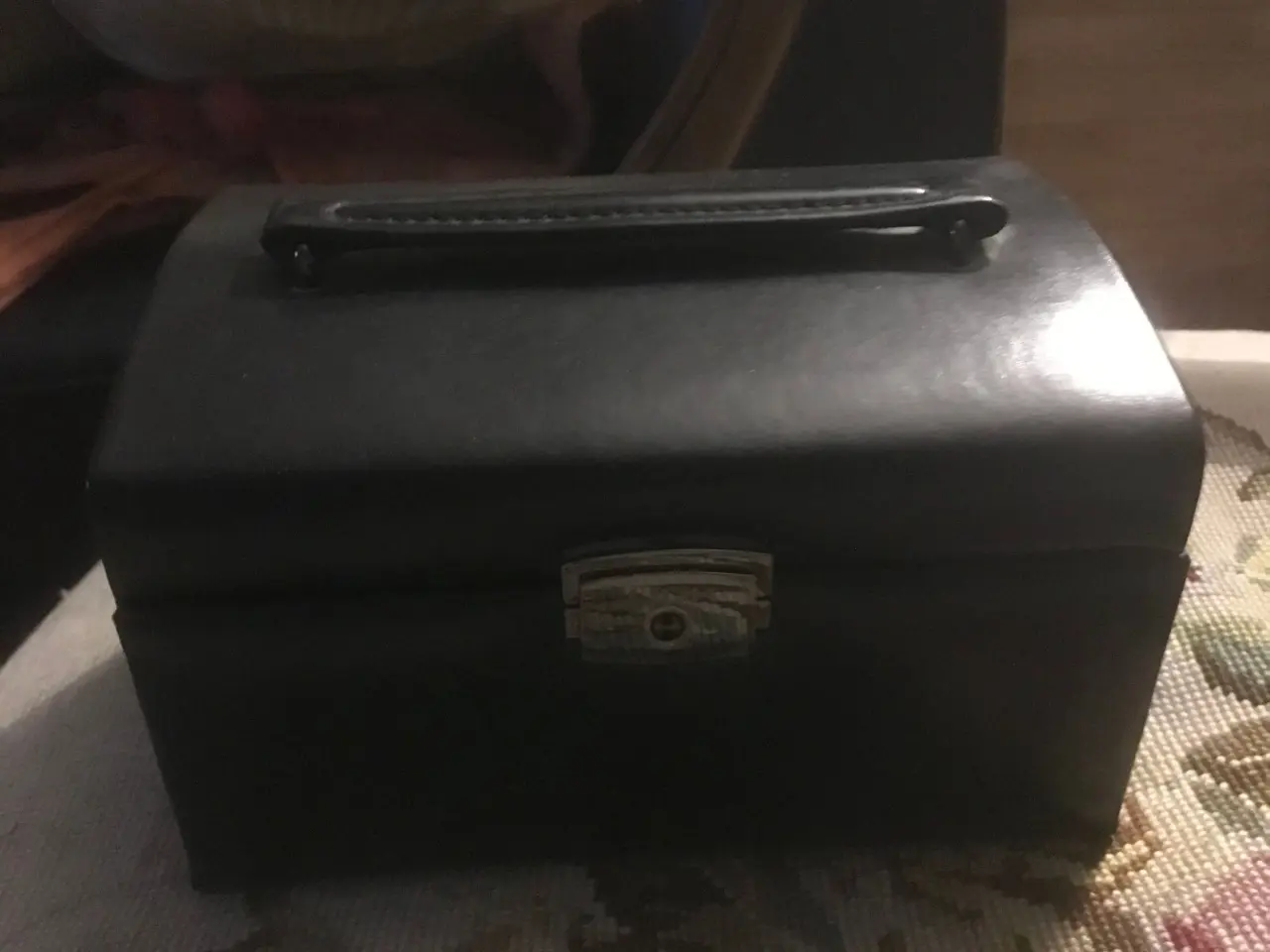 Billede 1 - Smykkeskrin sort skin
