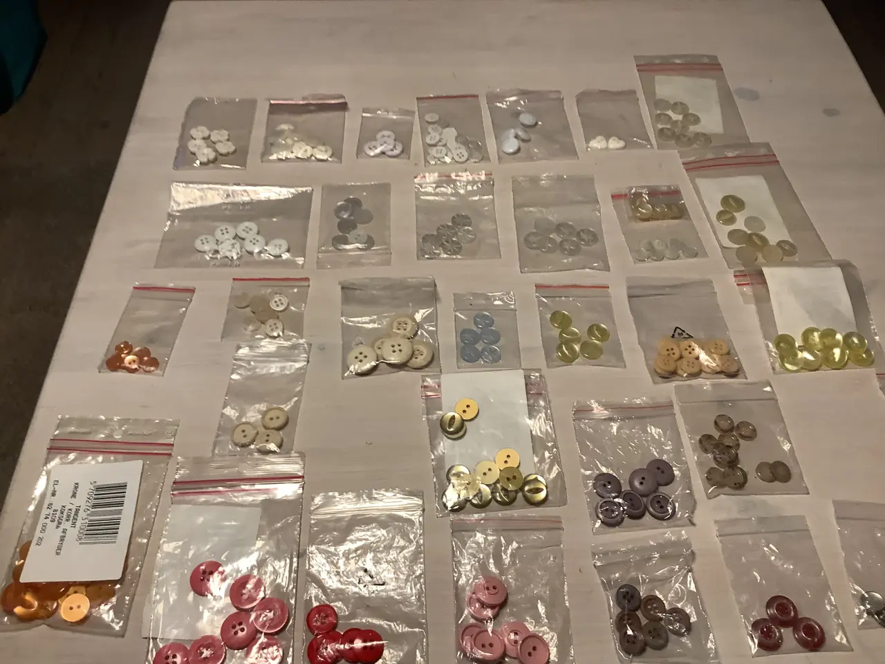 Billede 9 - Knapper i plast og metal flere farver.