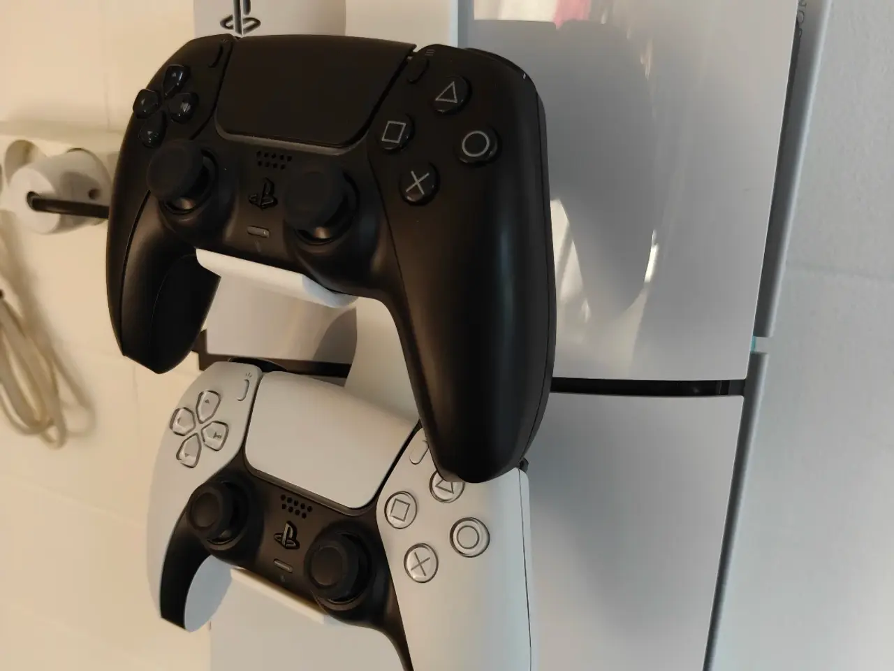 Billede 2 - PS5 Controller Holder – Stilren og praktisk opbeva