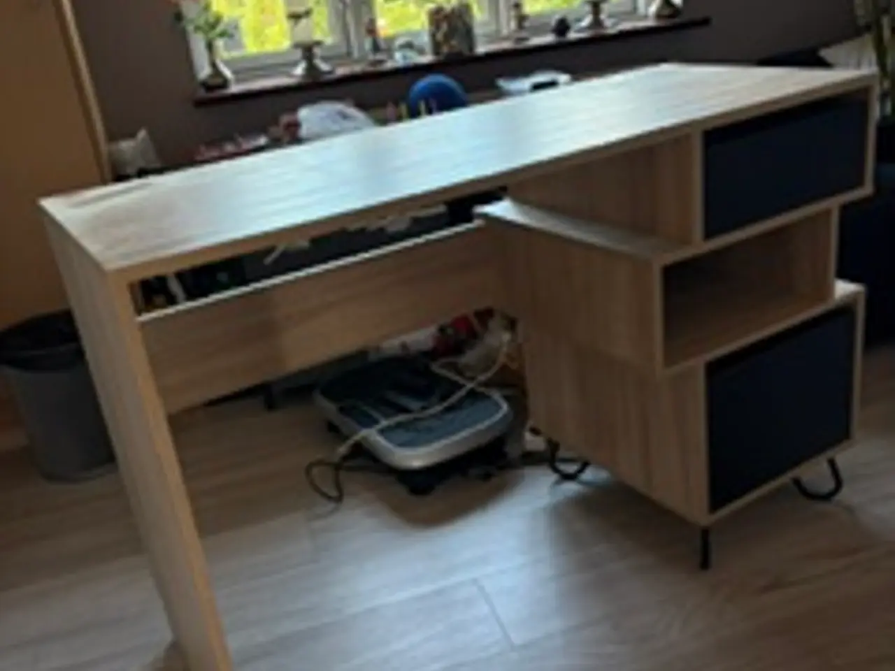 Billede 1 - Pænt lille skrivebord /bud modtages gerne