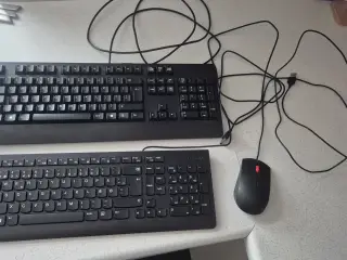 2 tastaturer og 1 mus – meget lidt brugt