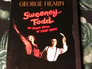 Sweeney Todd med George Hearn og Angela Lansbury