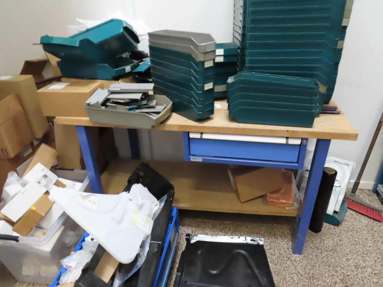 Billede 1 - Arbejdsbord med indhold