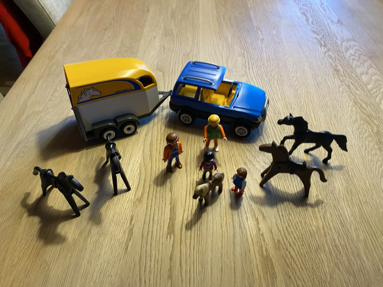 Billede 1 - Playmobil bil og hestetrailer