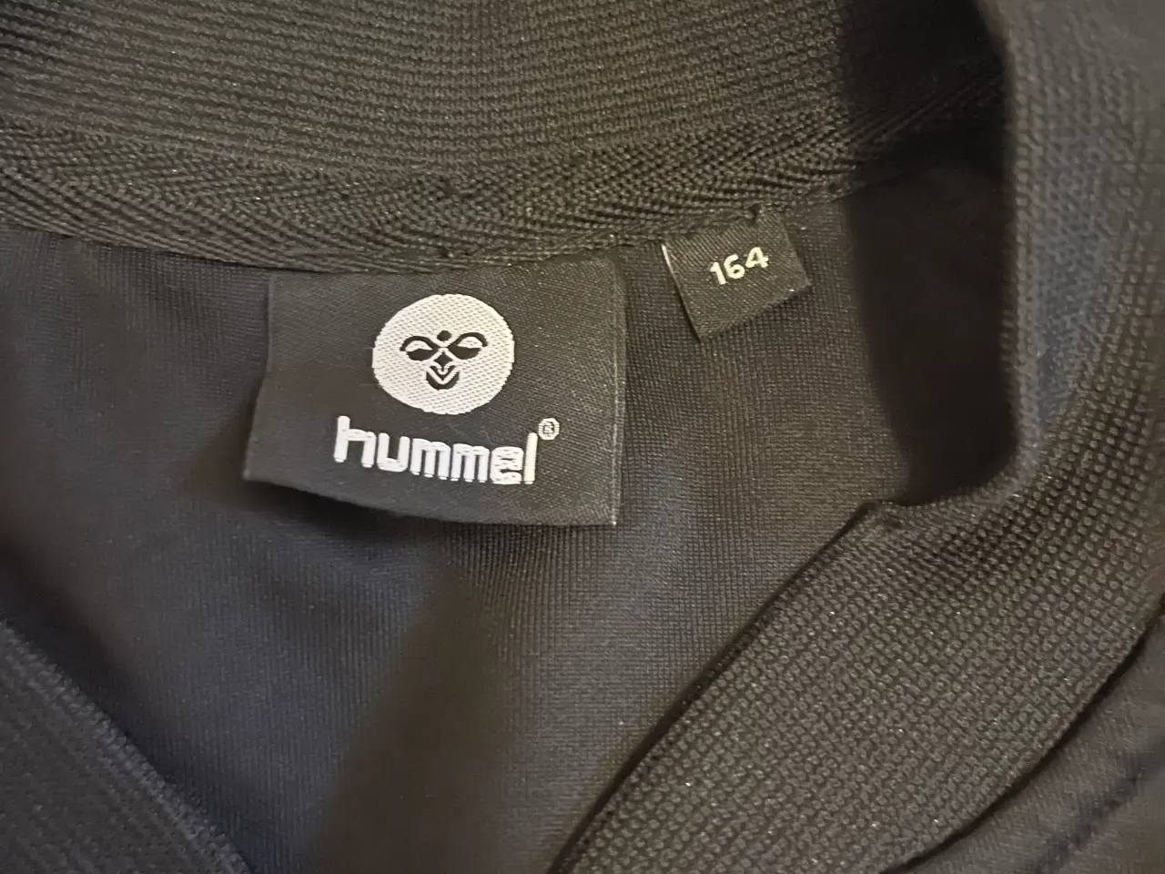 Billede 3 - Zip trøje fra Hummel.