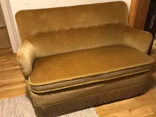 Gylden 2 personers plys sofa med frynser