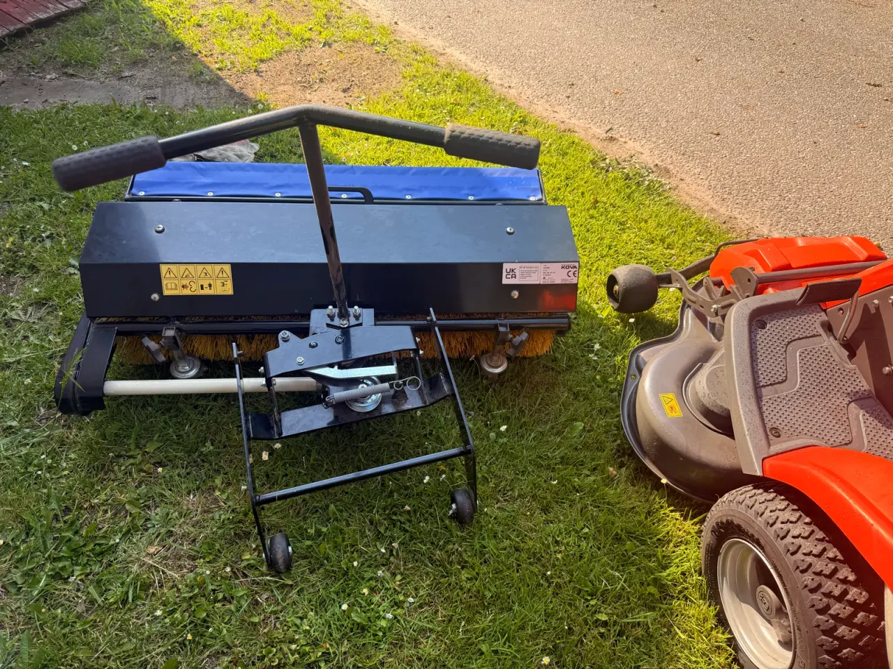 Billede 7 - Husqvarna R214c med kost til.