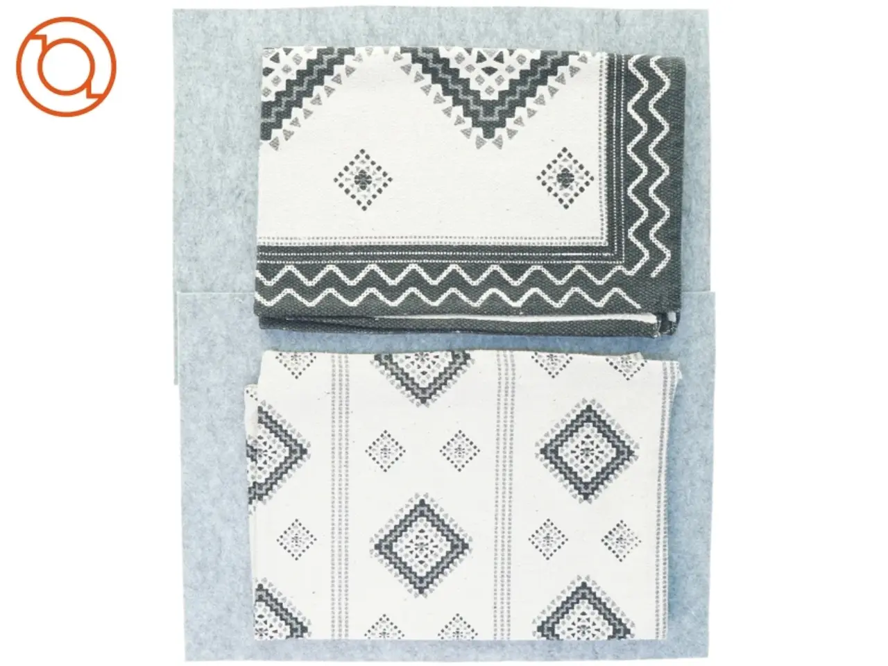 Billede 6 - Tæpper/løber (2 stk) og pyntepuder (3 stk), måler hhv 93 x 61 og 45 x 45 cm