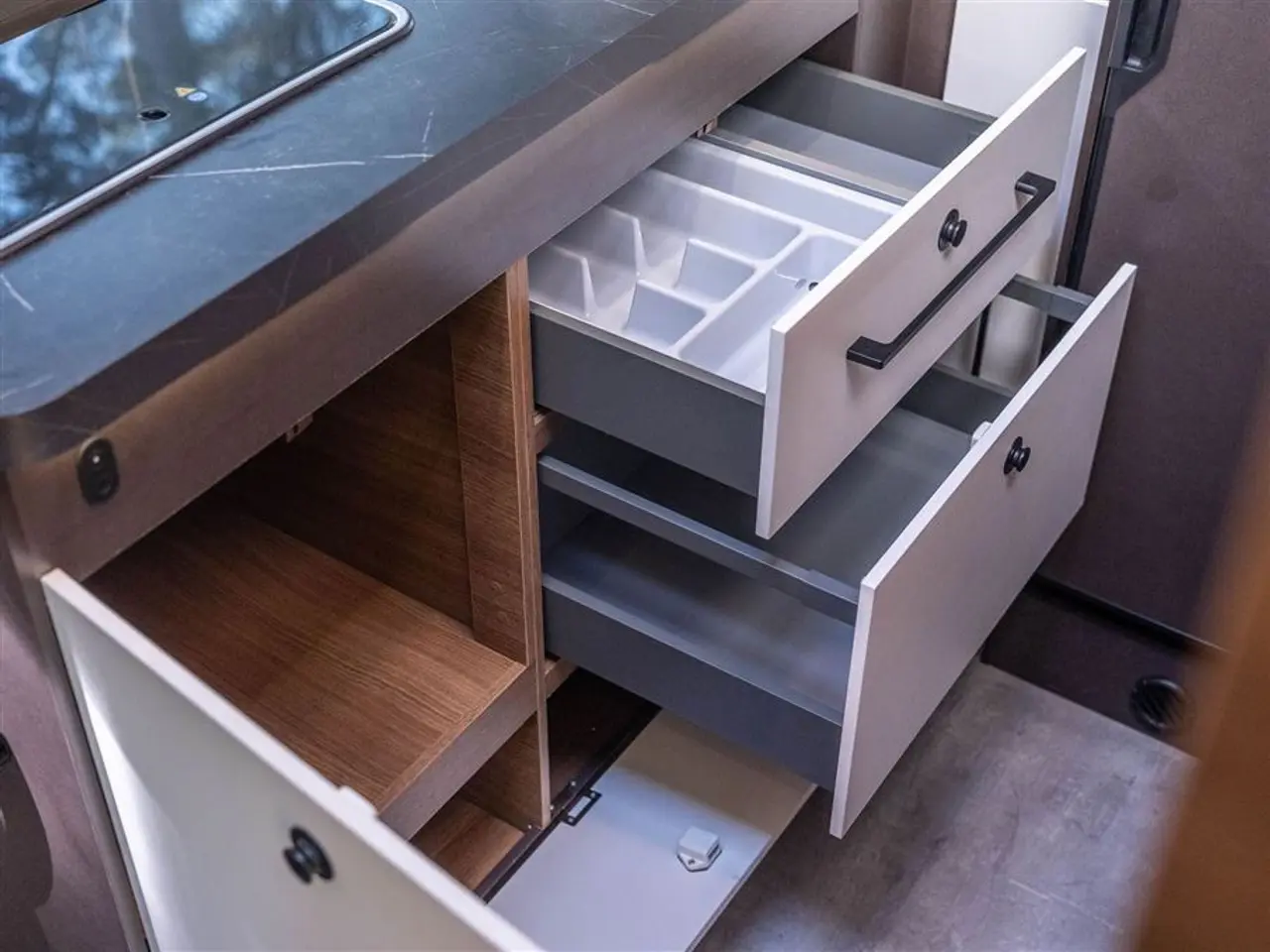 Billede 6 - 2027 - Benimar Tessoro 481 Northautokapp Under 6 meter med enorm plads indvendig