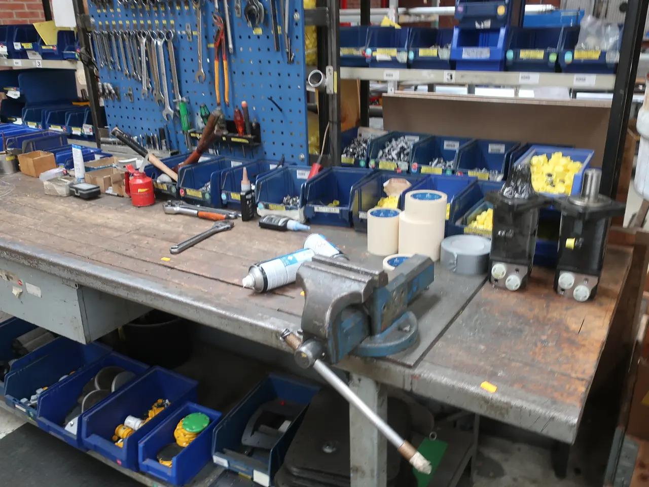 Billede 2 - Arbejdsbord med indhold