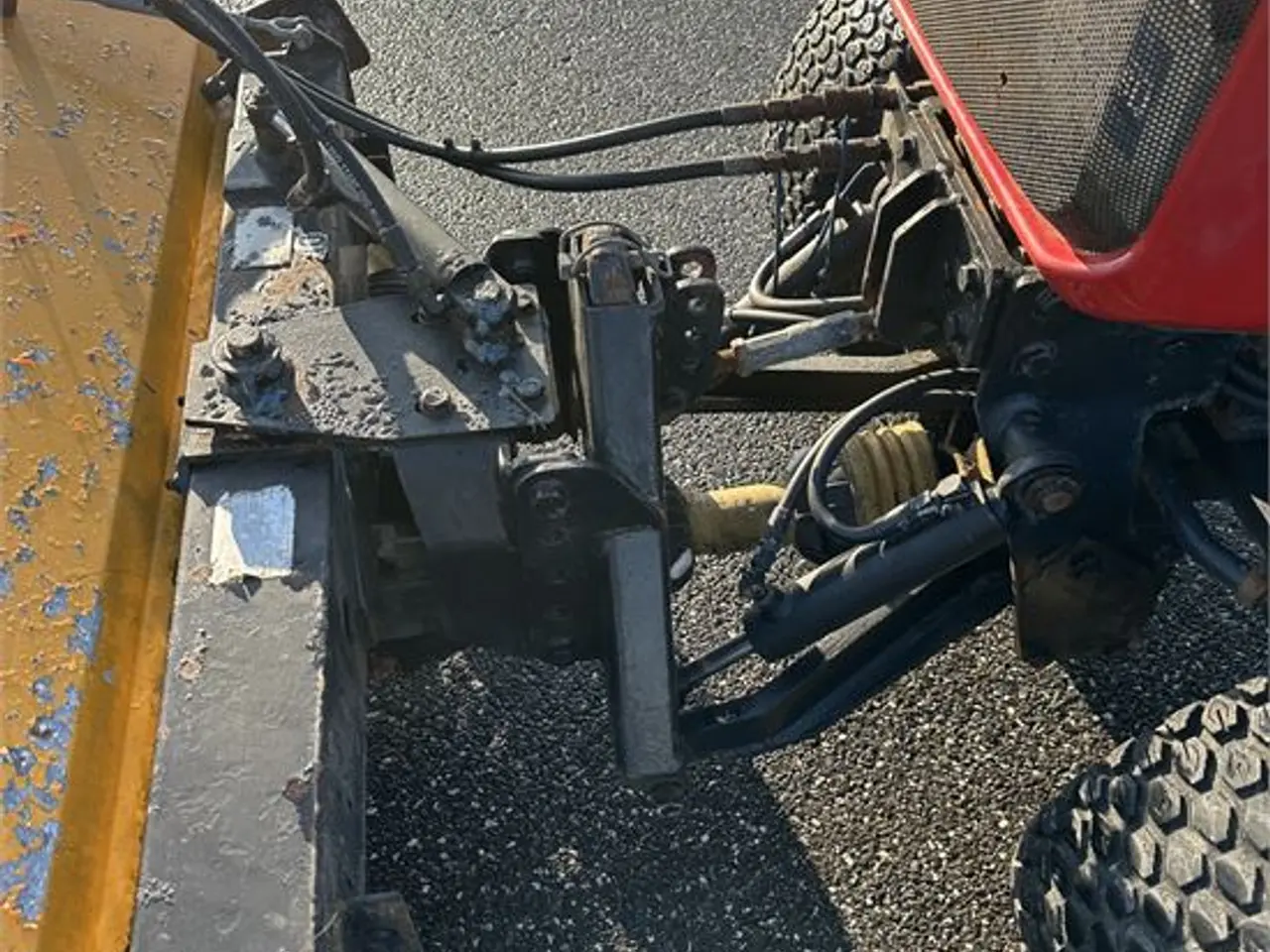 Billede 25 - Massey Ferguson 1523 -Only 375 hours With broom and salt spreder