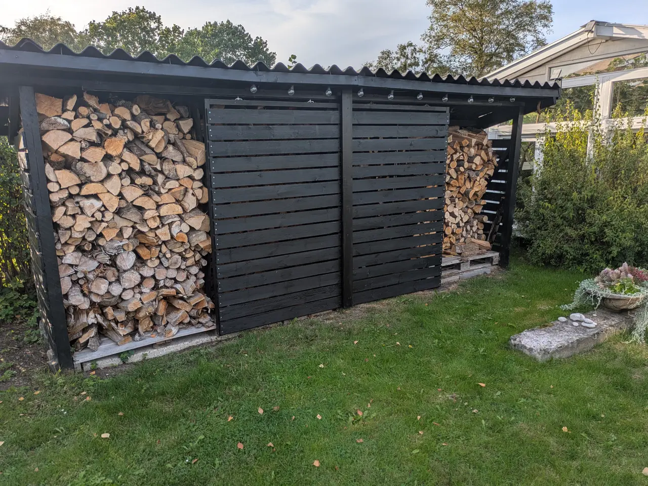 Billede 1 - Lufttørret blandet løv 4,9 m3, tørret i 2/3 år