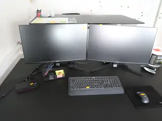 2 stk. Computerskærme ASUS VG279 med dockingstation LENOVO, tastatur og mus