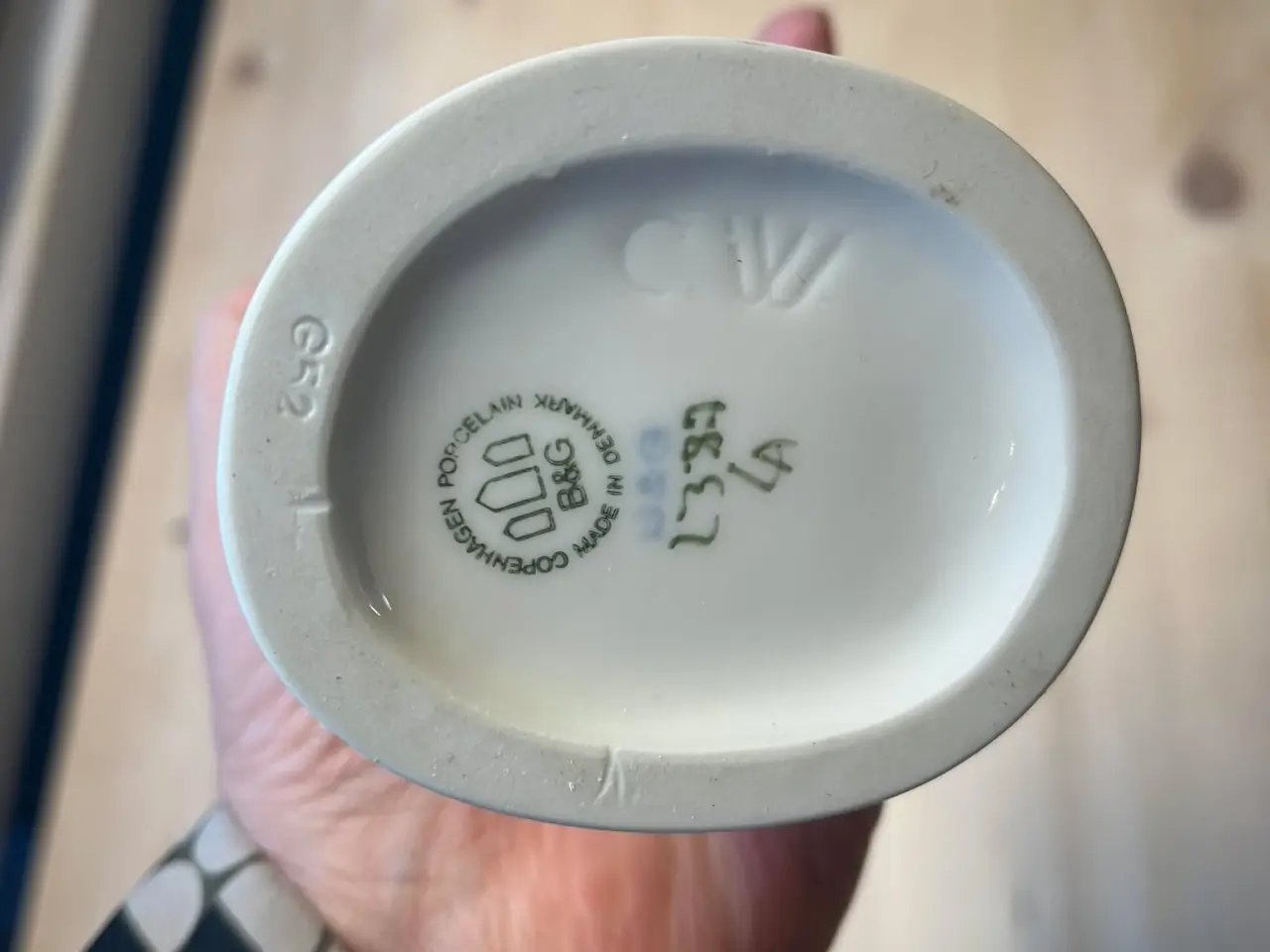 Billede 2 - B & G "Pige tager blå jakke af" nr. 2387