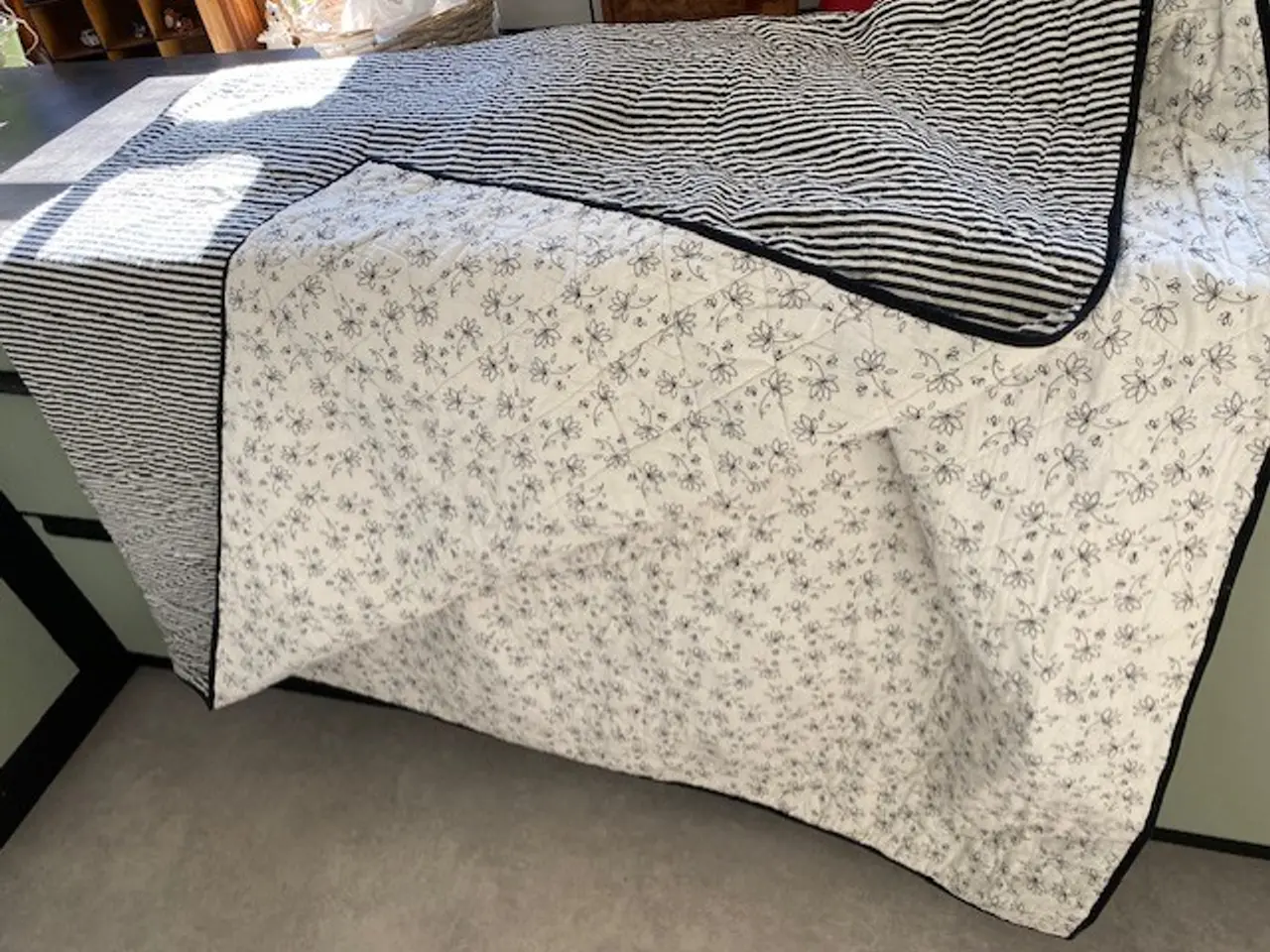 Billede 1 - Boxmadras med topmadras, sengetæppe og skuffe