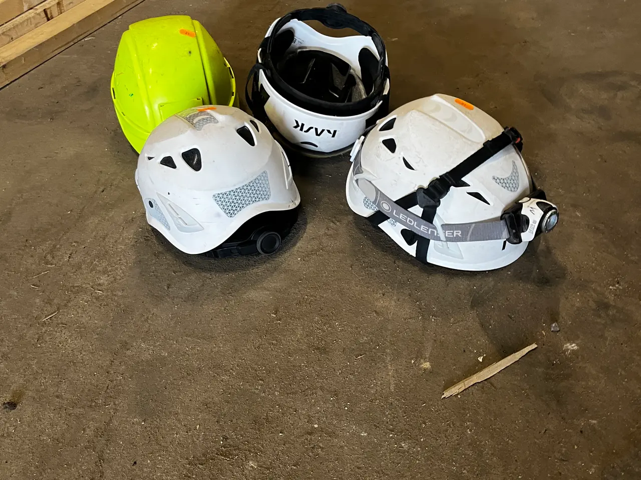 Billede 2 - 4 stk. sikkerhedshjelme KASK MM.