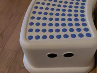 Børne Skammel Hvid m blå dutter på