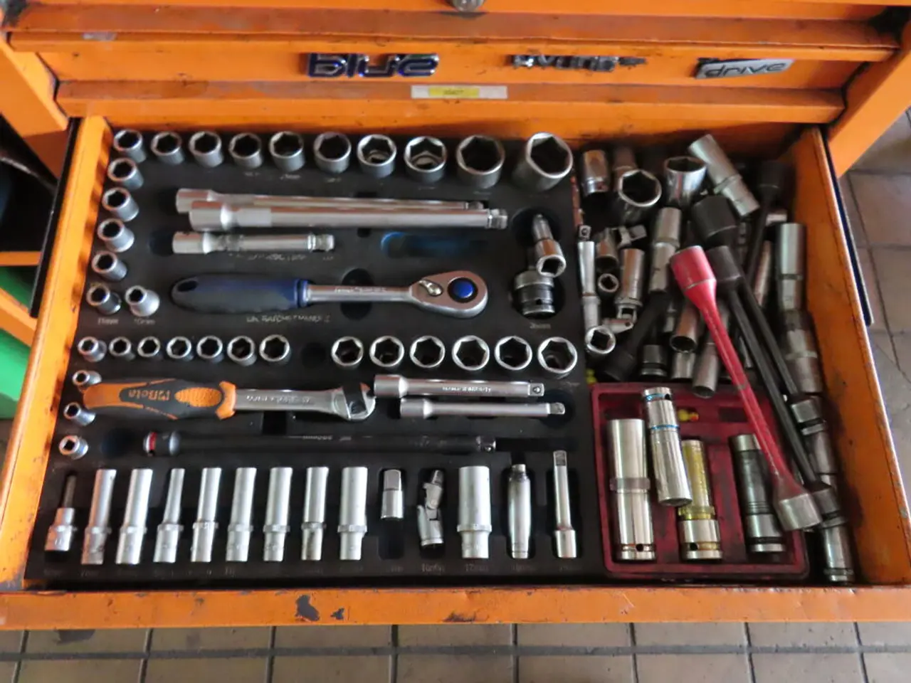 Billede 3 - Værkstedsrullebord med indhold