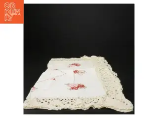 Broderet dug med blondekant (str. 50 x 50 cm)