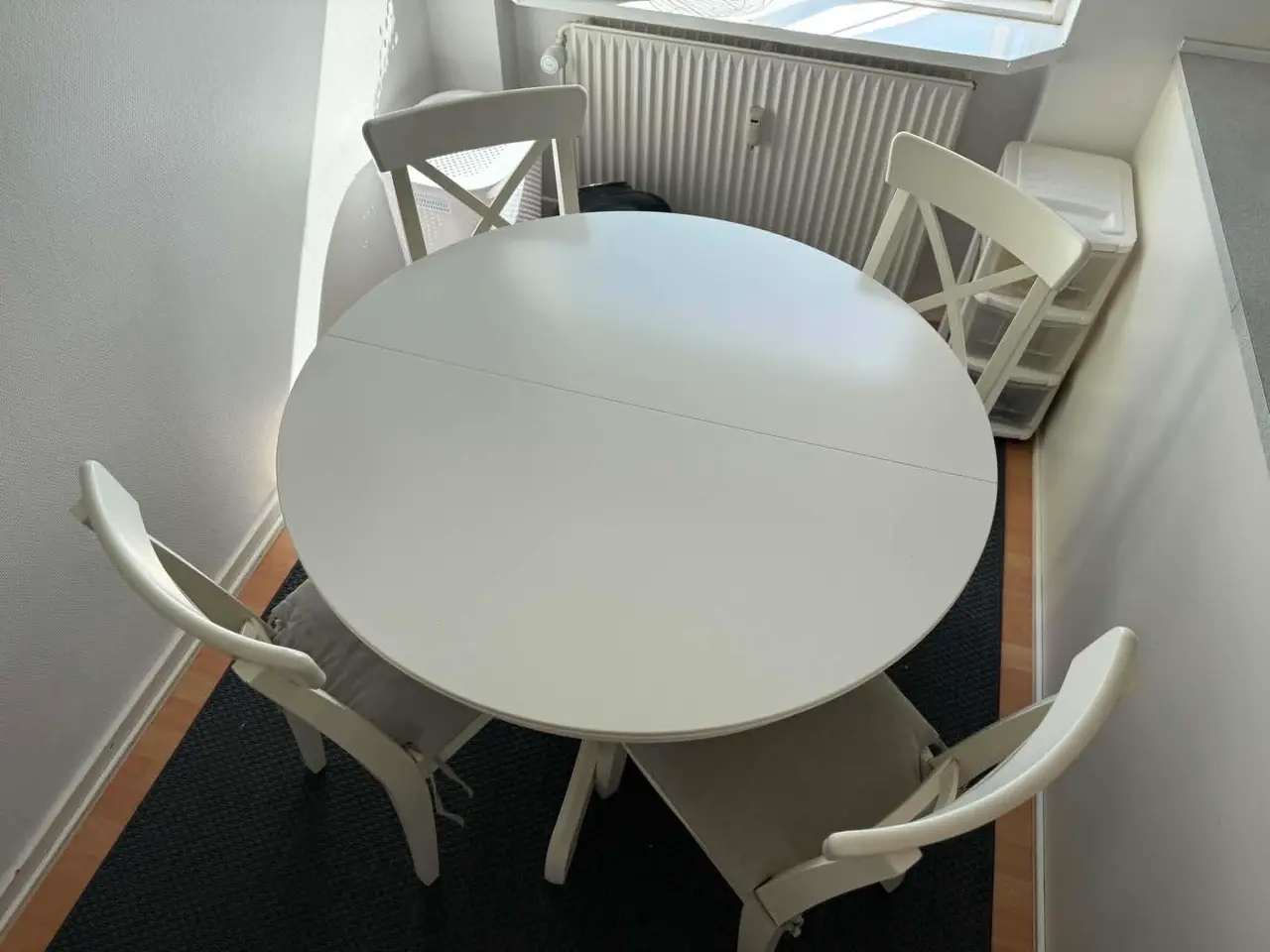 Billede 1 - Rundt spisebord med 4 stole
