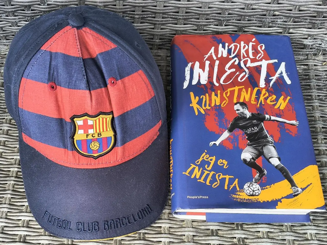 Billede 1 - FC BARCA CAP OG INIESTA BIOGRAFI "KUNSTNEREN"